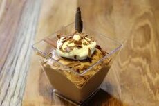 Huisbereide chocolademousse bruin