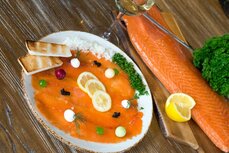 gerookte zalm - fijne kruiden / toast / mimosa van hoeve-ei
