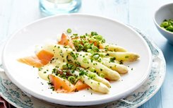 ASperges met gerookte zalm - bieslookroomsausje ASperges met gerookte zalm - bieslookroomsausje